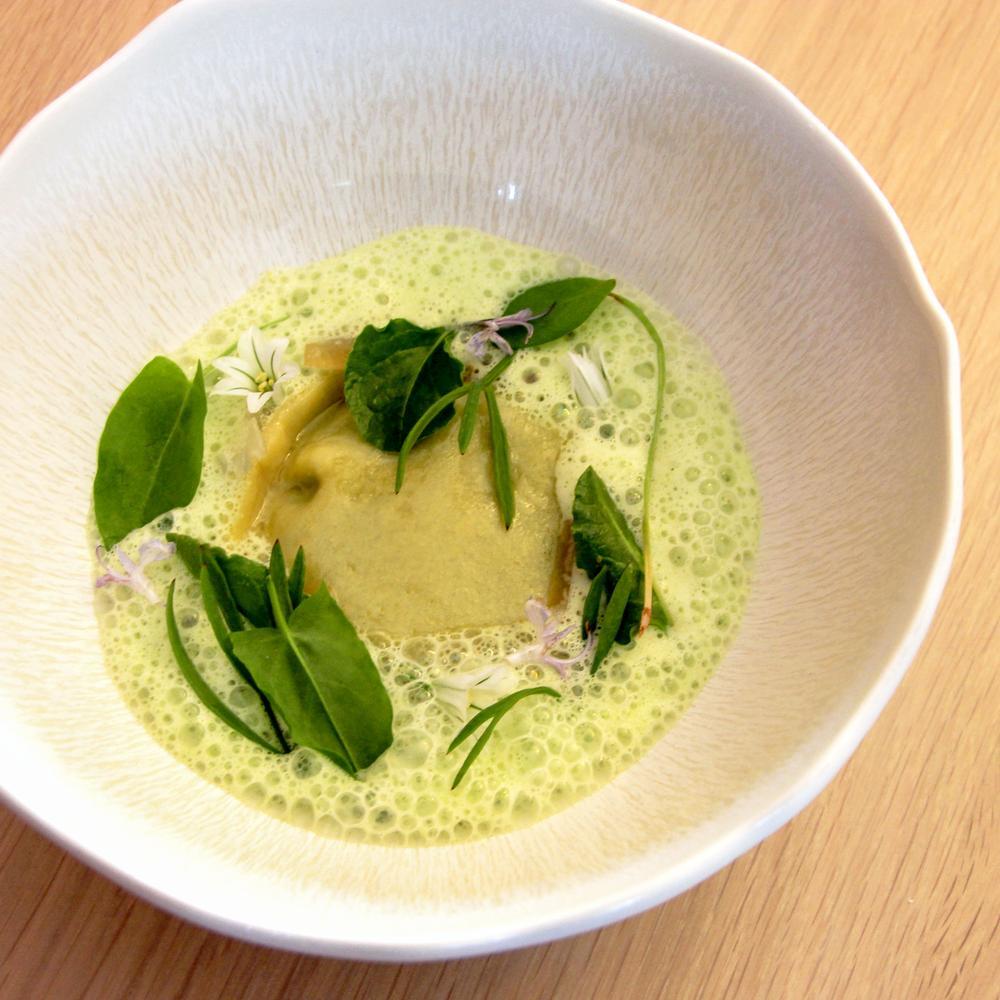 Entrée, émulsion d'herbes fraiches et purée légère