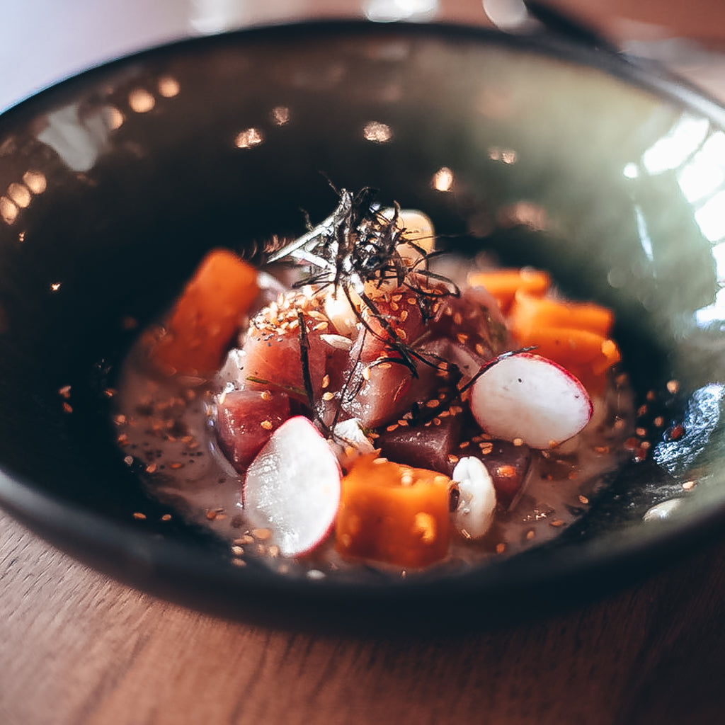 "Plat de ceviche avec des radis et des patates douces"