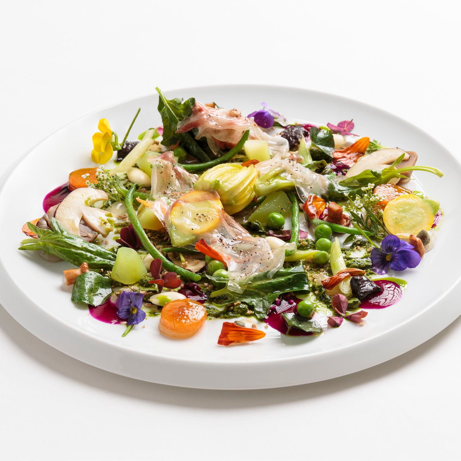 Assiette gastronomique colorée composée de légumes croquants, jeunes pousses, fleurs comestibles et herbes fraîches, dressée artistiquement sur une assiette blanche.