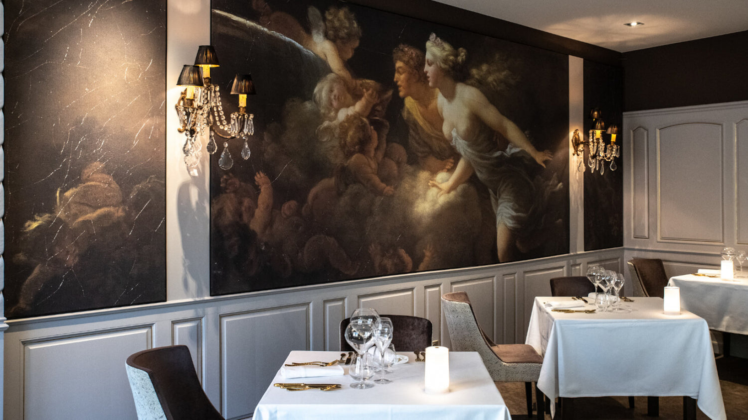 Salle de restaurant élégante avec une fresque murale