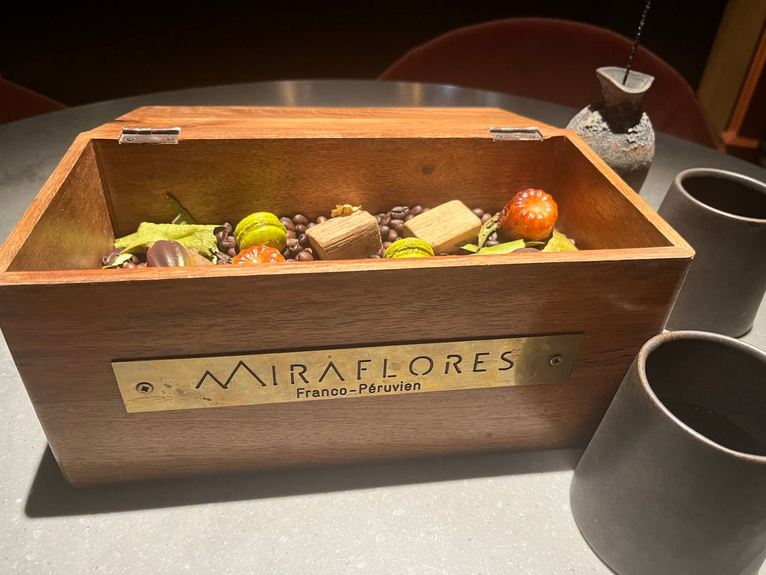 "Boîte en bois avec des friandises du restaurant Miraflores"