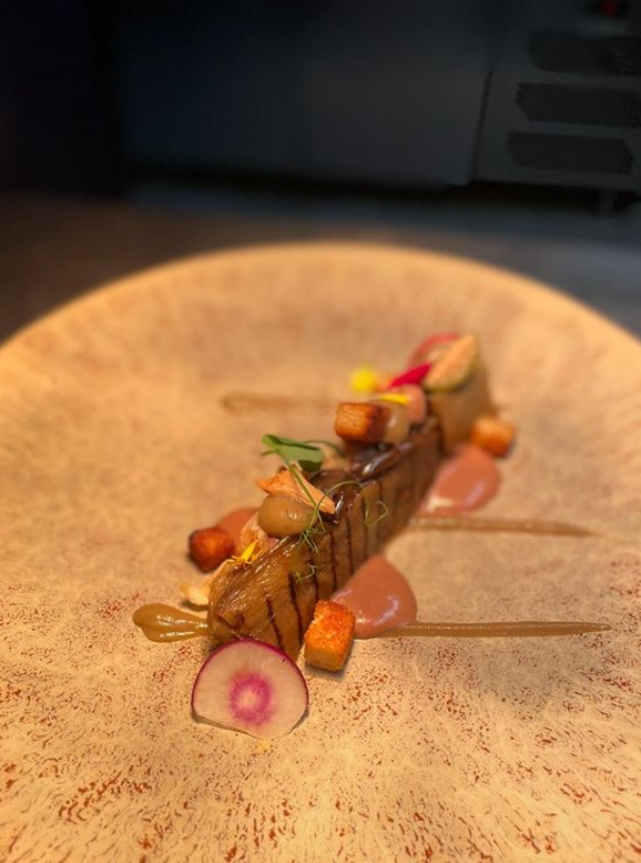 Entrée végétarienne gastronomique composée de légumes d'été