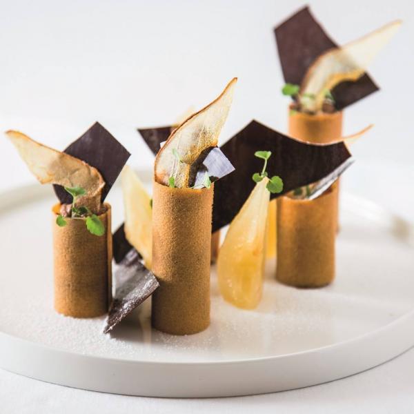 Dessert élégant avec éléments croustillants et garnitures artistiques.