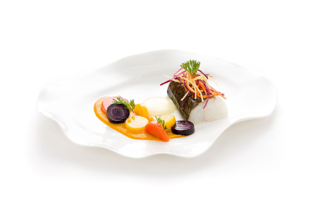 Plat de poisson avec légumes colorés et purée.