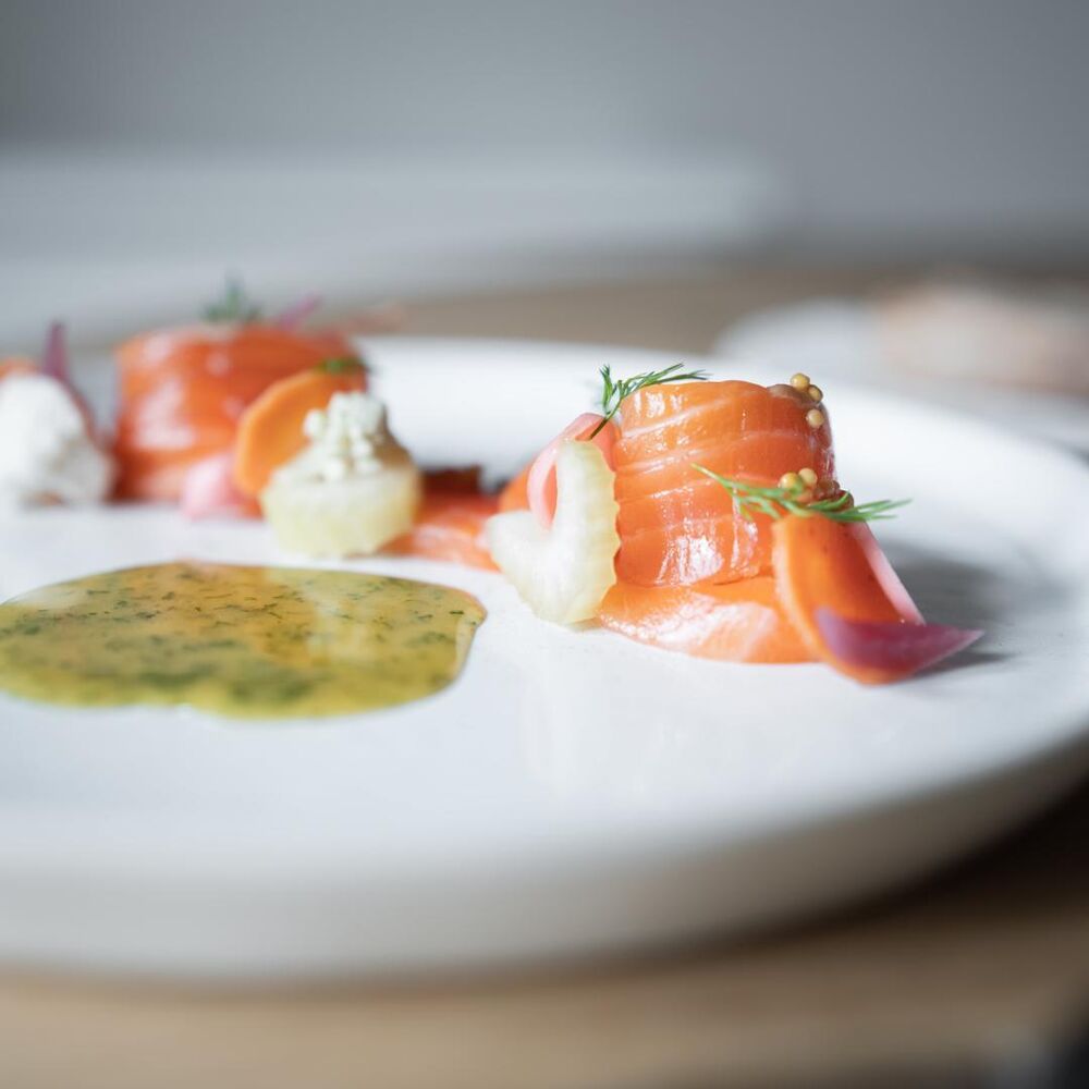 Assiette avec saumon et sauce, présentation élégante.