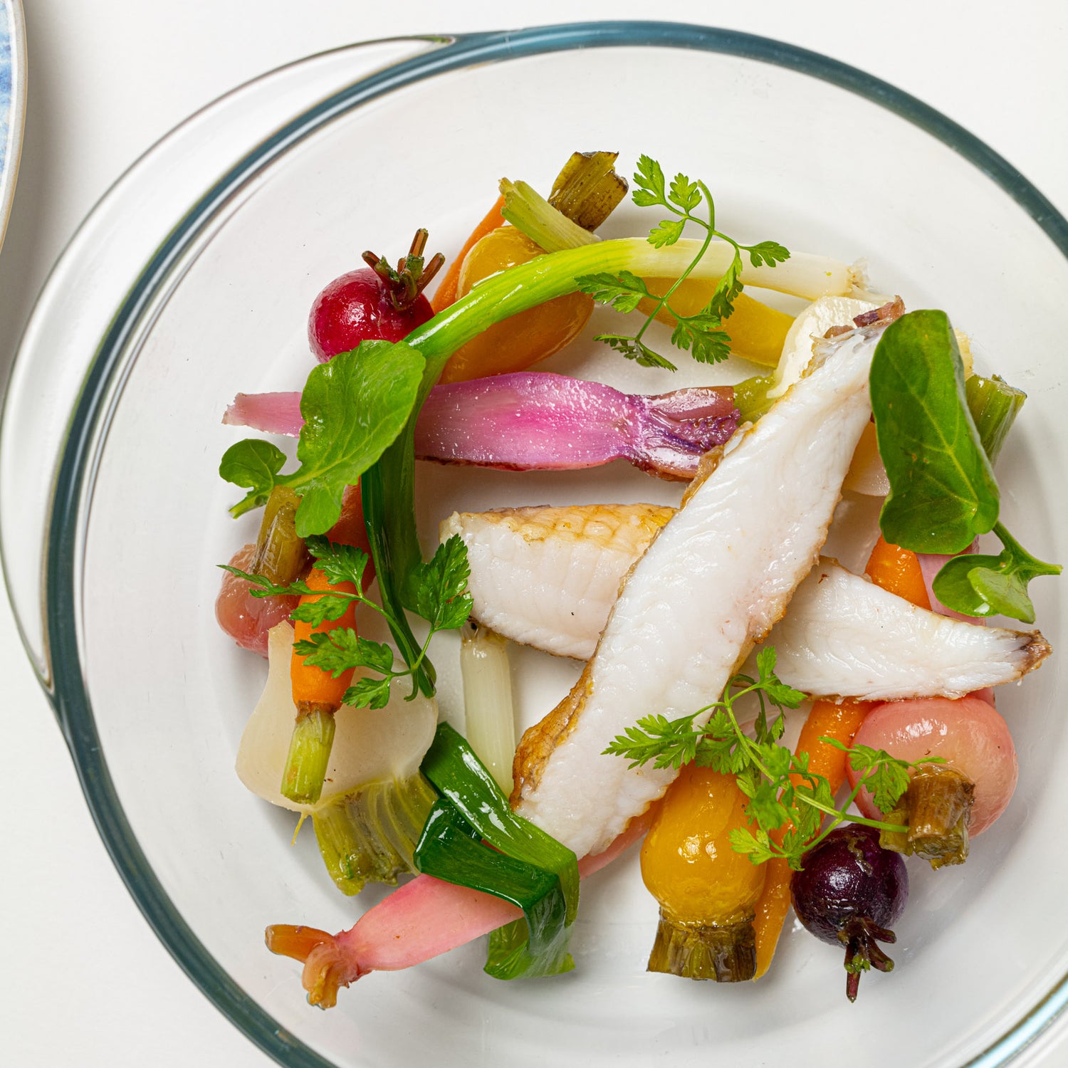 Assiette de légumes colorés et poisson