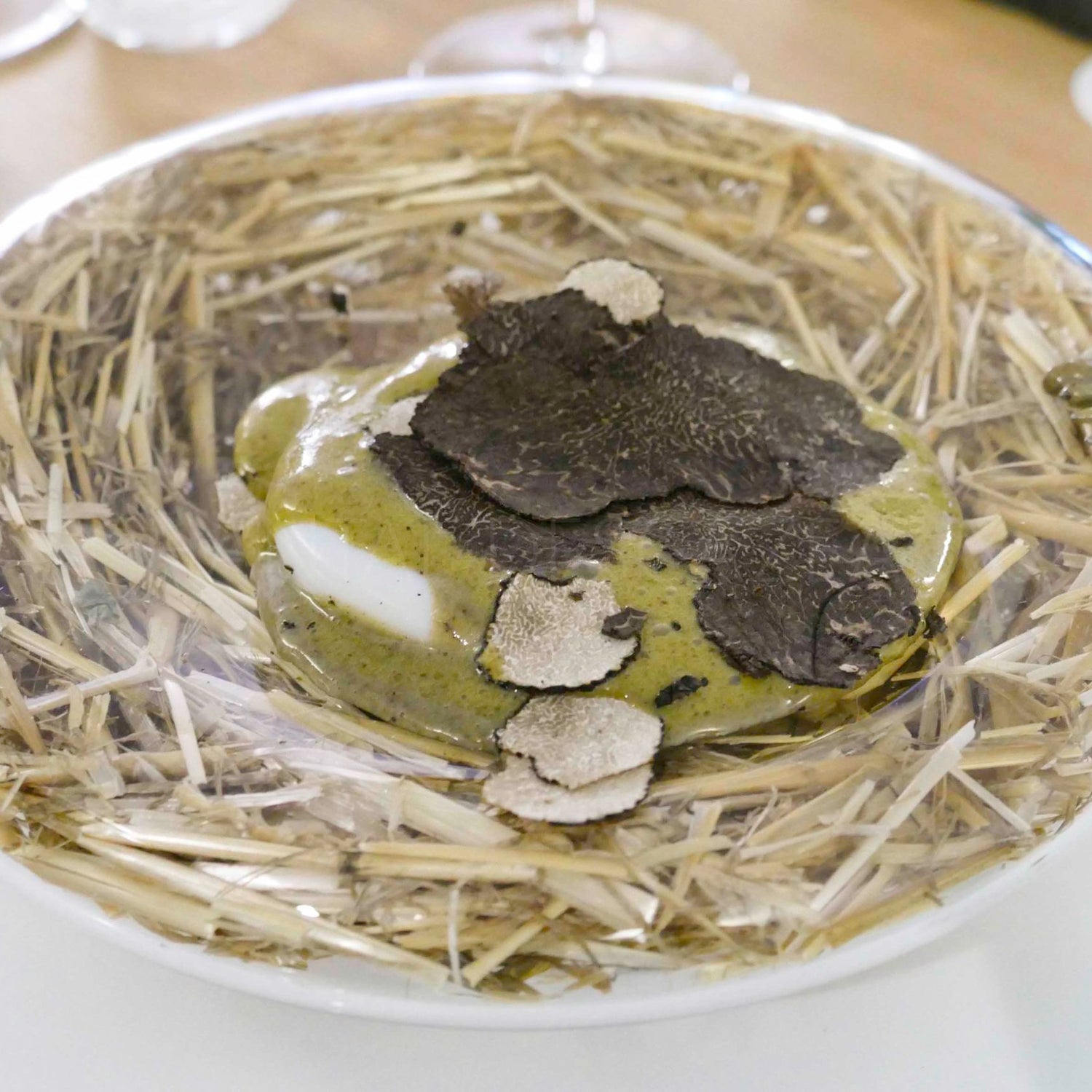 Plat gastronomique avec truffes noires et sauce verte