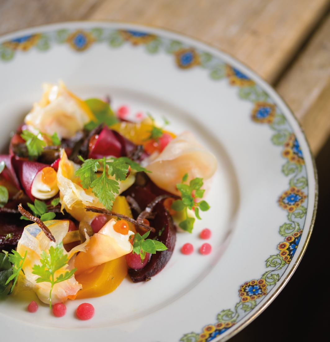 Entrée automnale avec de la betterave, navet et jeunes pousses