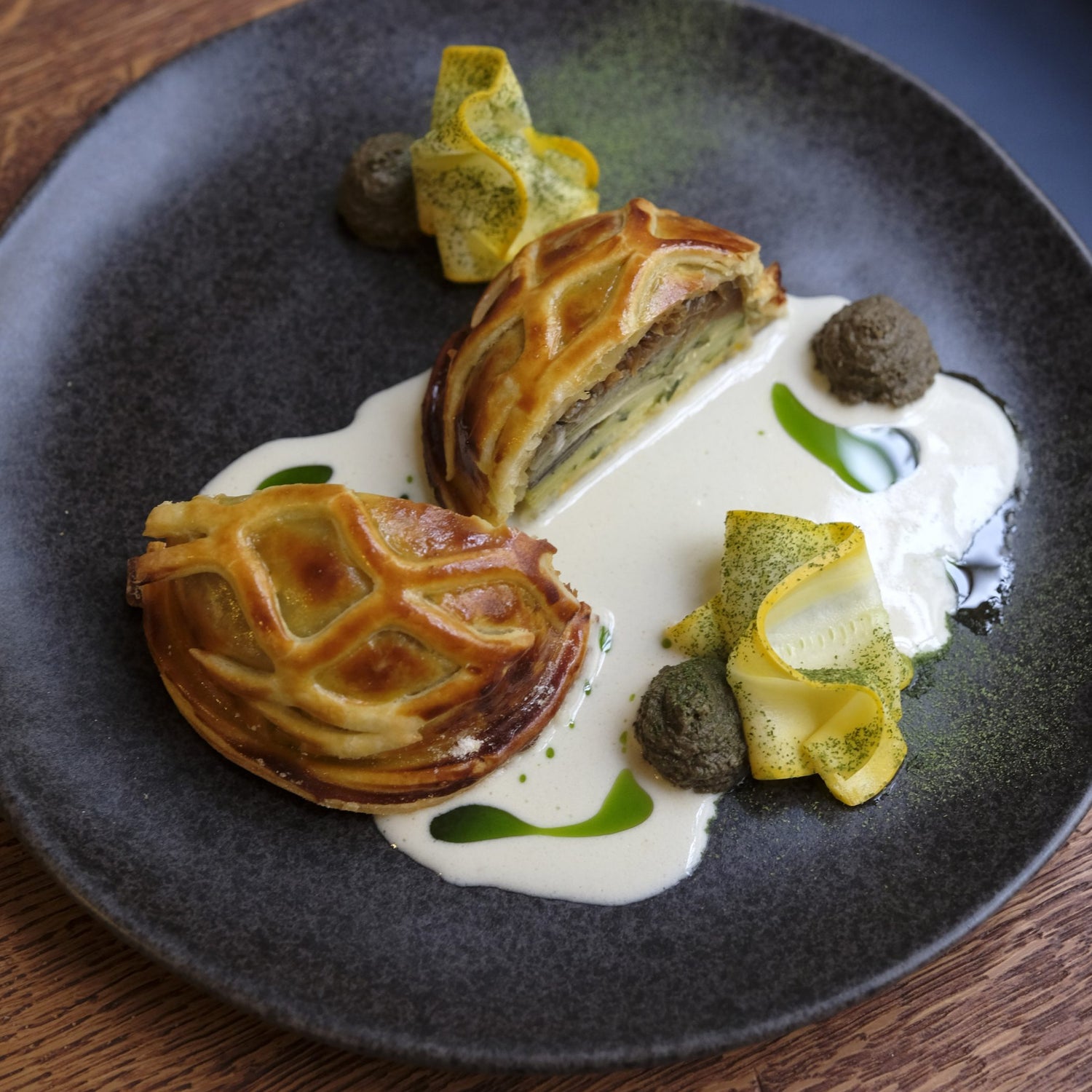 Plat de pâtisserie salée avec sauce et garnitures.