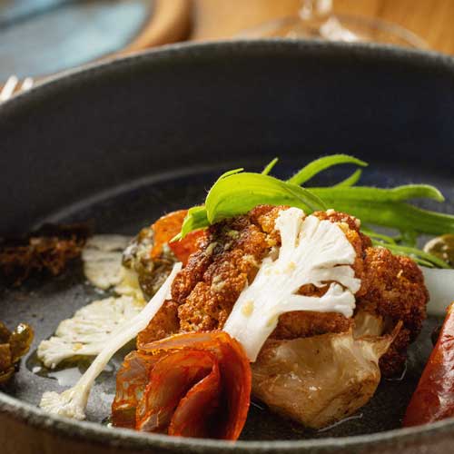 Plat de chou-fleur rôti avec légumes colorés