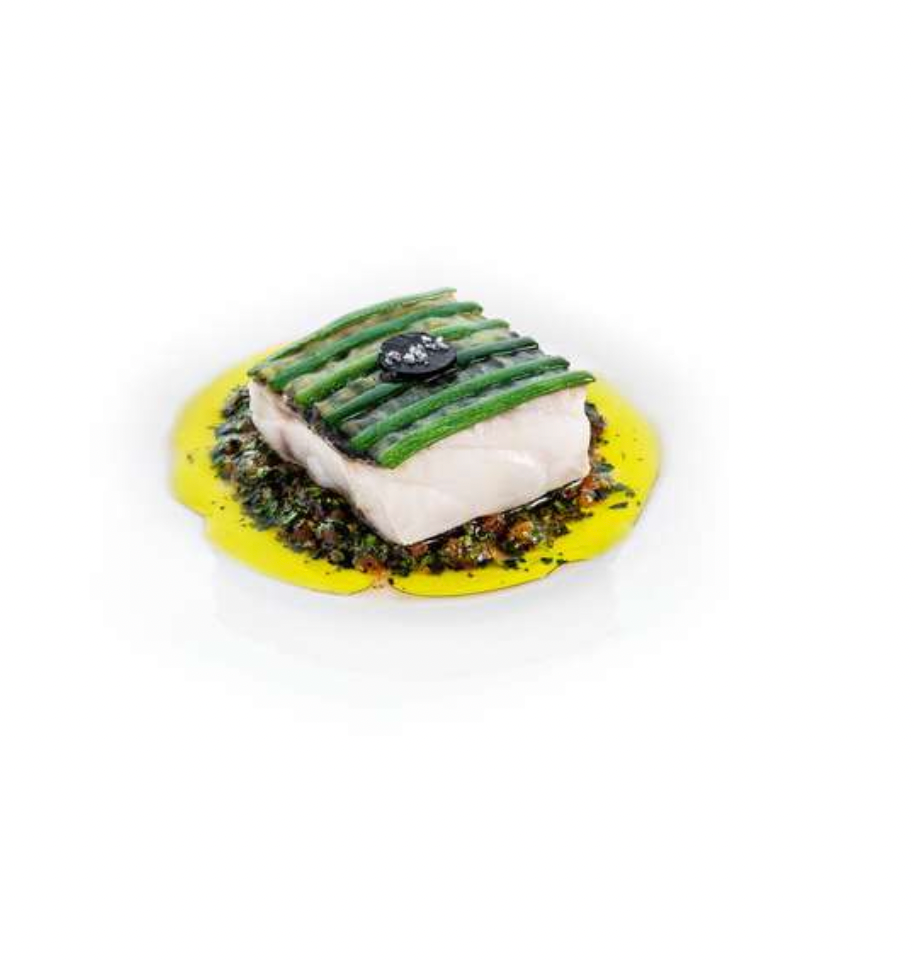 Plat gastronomique raffiné avec un morceau de poisson blanc, surmonté de fines tranches de légumes verts, posé sur une sauce jaune et entouré d'une garniture aux herbes et aux épices.