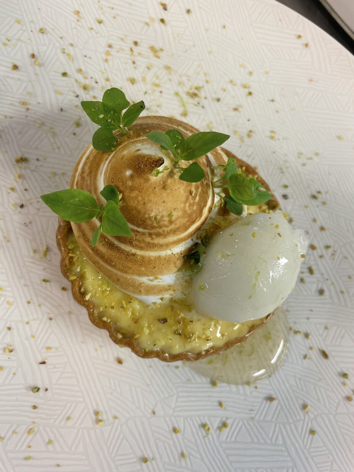 tarte citron meringuée et jeunes pousses