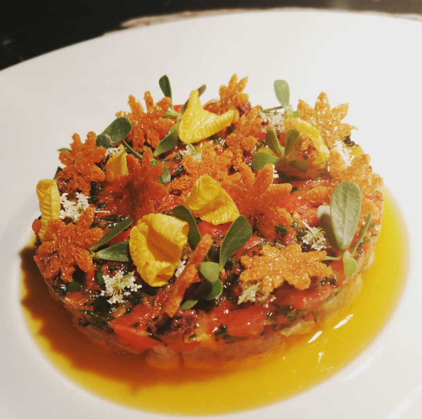 Un plat raffiné de viande accompagné d'une sauce au vin et d'une purée de pommes de terre onctueuse.