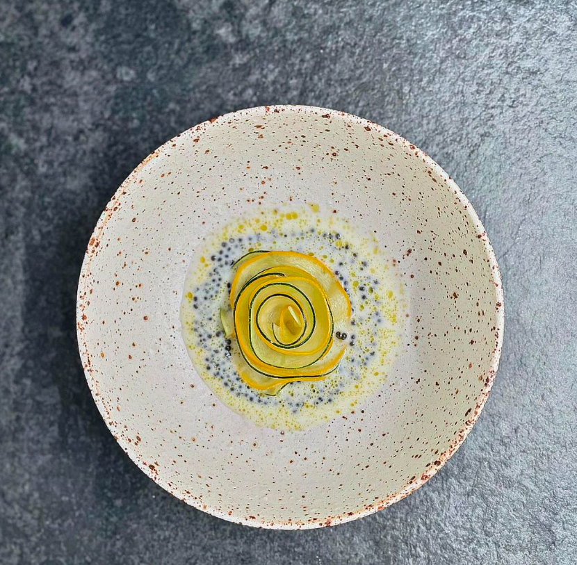 Assiette avec une spirale de courgettes sur une sauce légère aux graines de chia.