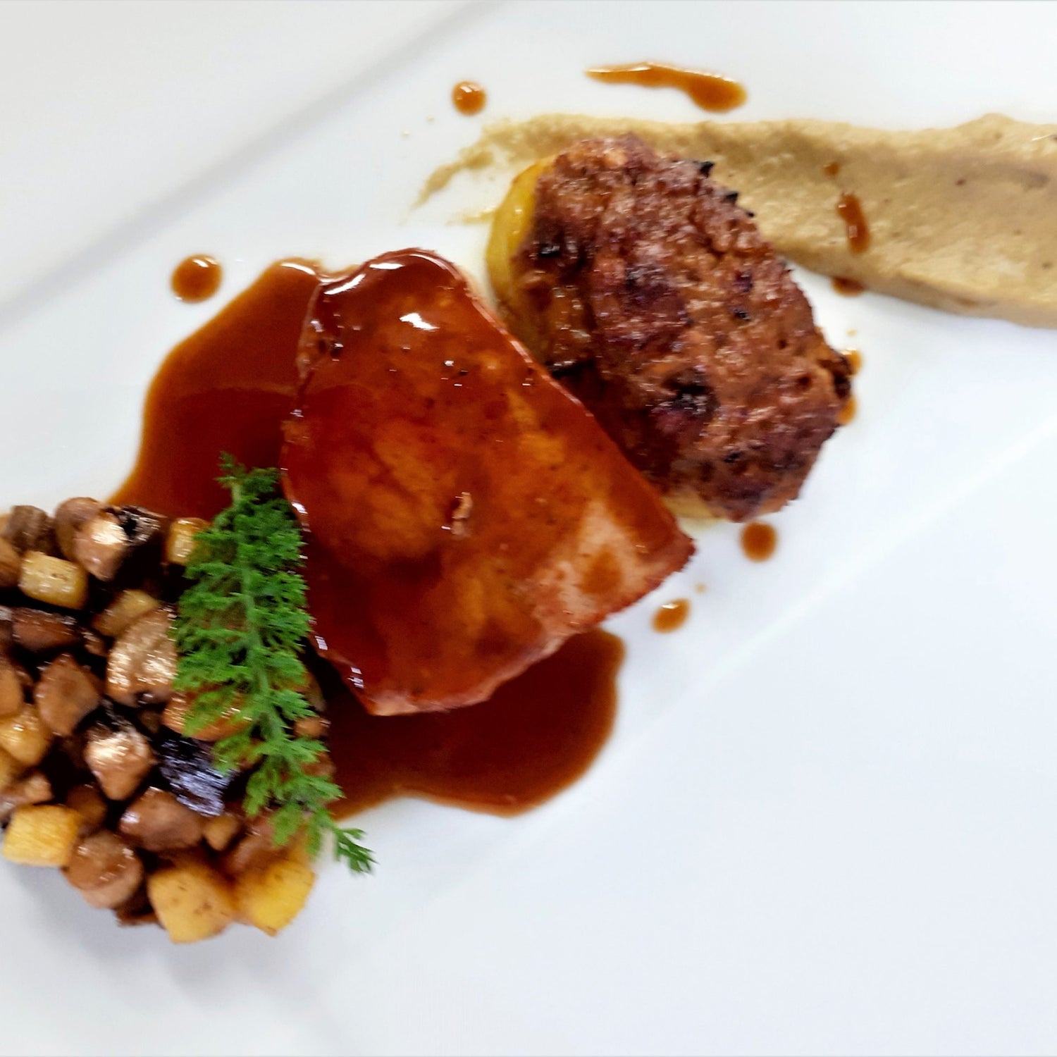 "Plat de veau rôti avec purée, garniture de champignons et sauce brune dressée avec finesse."