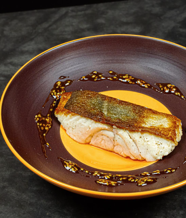 Cabillaud cuit à l'unilatéral, crème orangée, sésame grillé et sauce soja