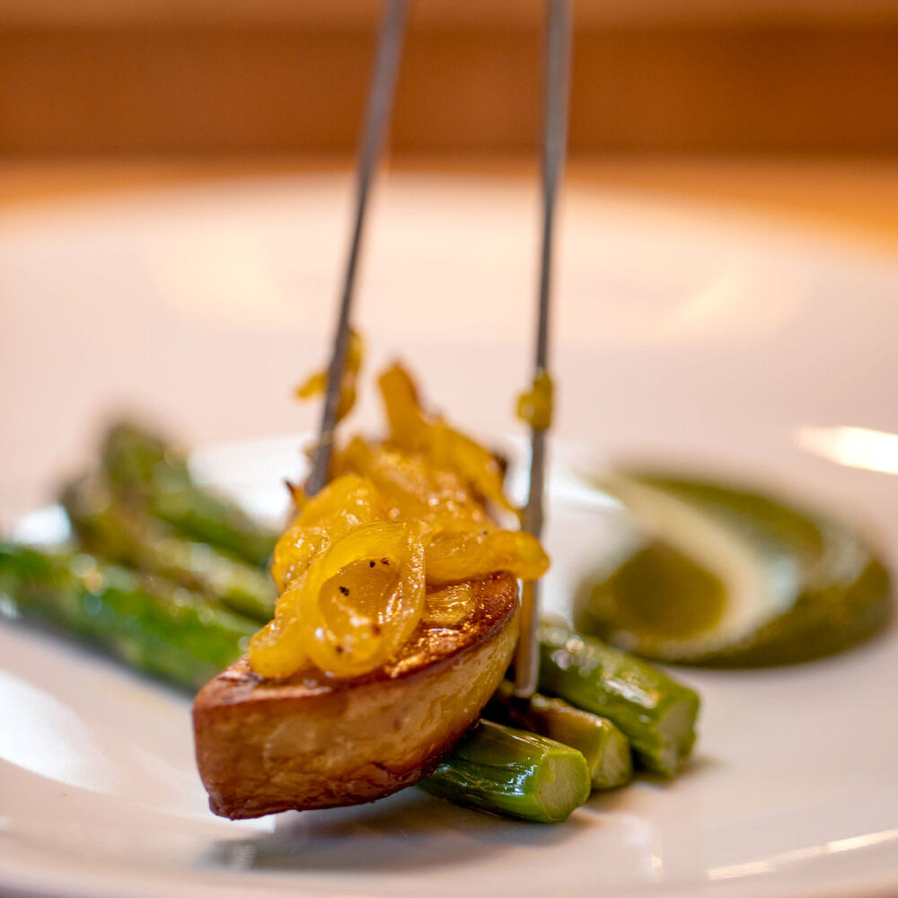Plat avec légumes et sauce verte.
