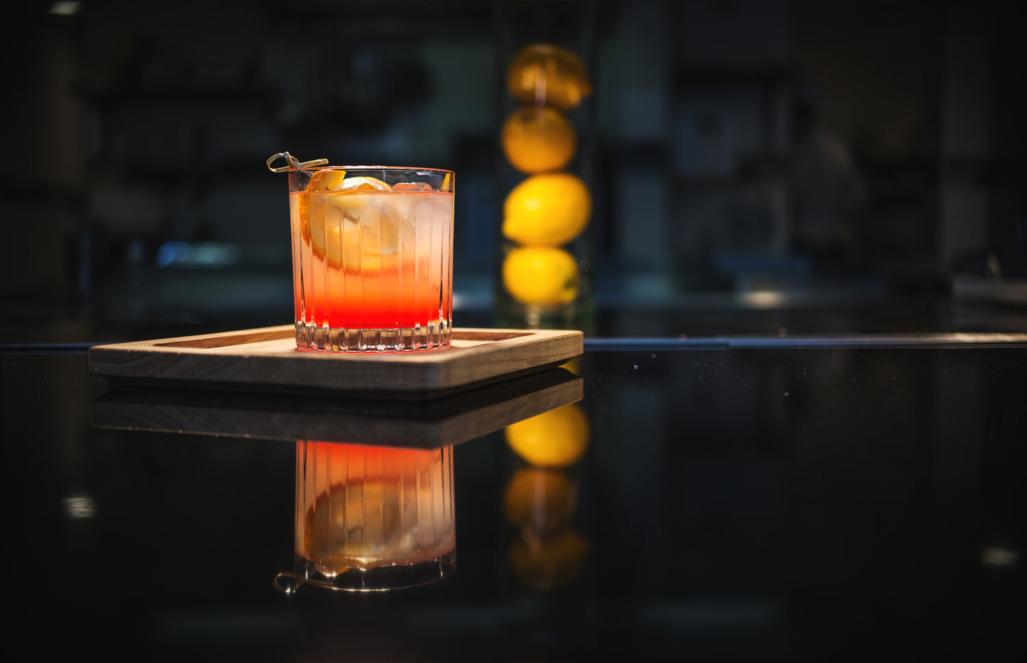 Cocktail coloré avec des tranches d'orange sur une table.