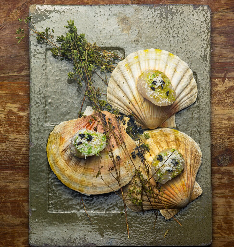 Coquille saint jaques utilisées comme assiette de dressage pour des saint jaques