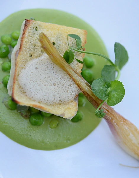 Table élégante avec des bols de soupe et verres à vin