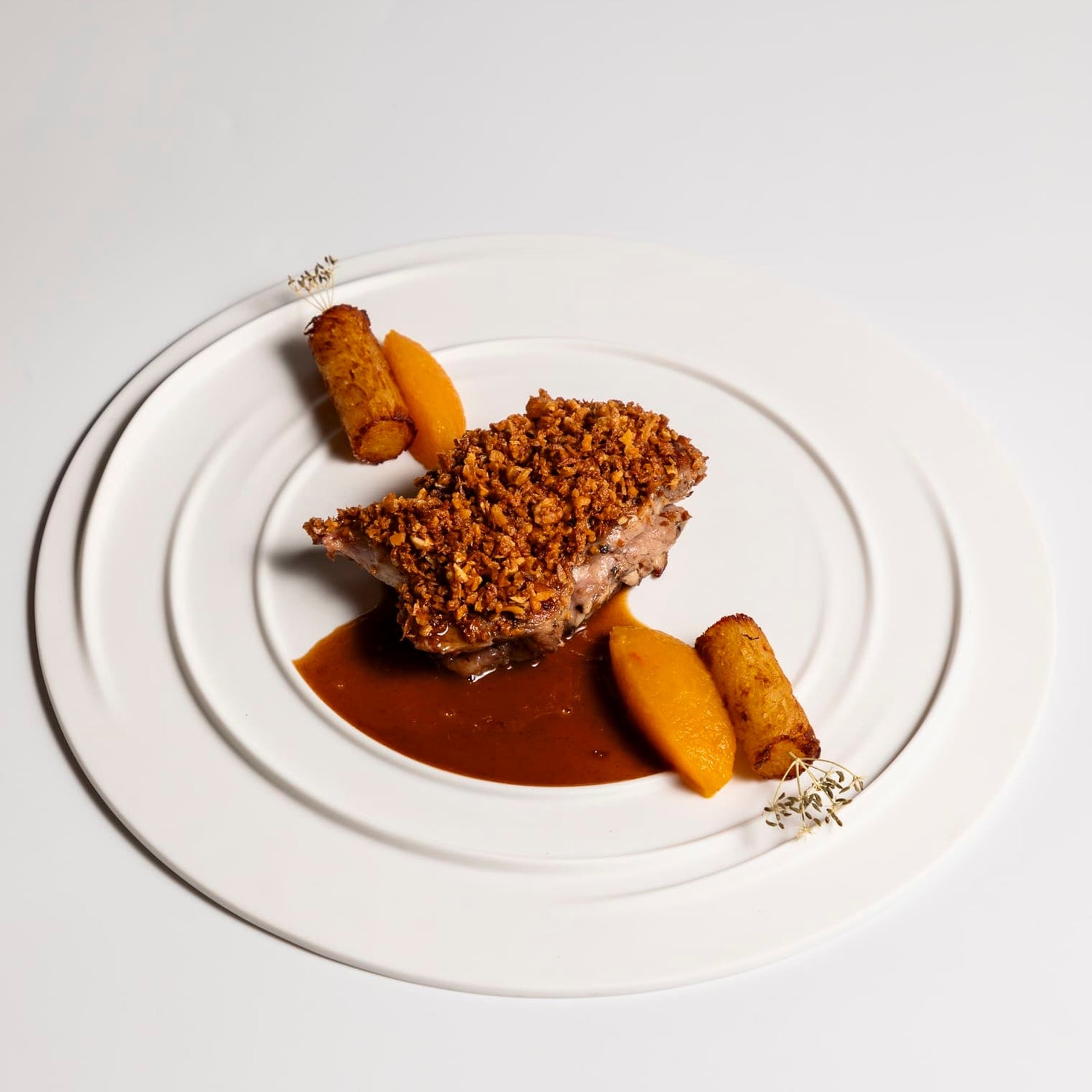 Viande avec croûte croustillante et accompagnements.