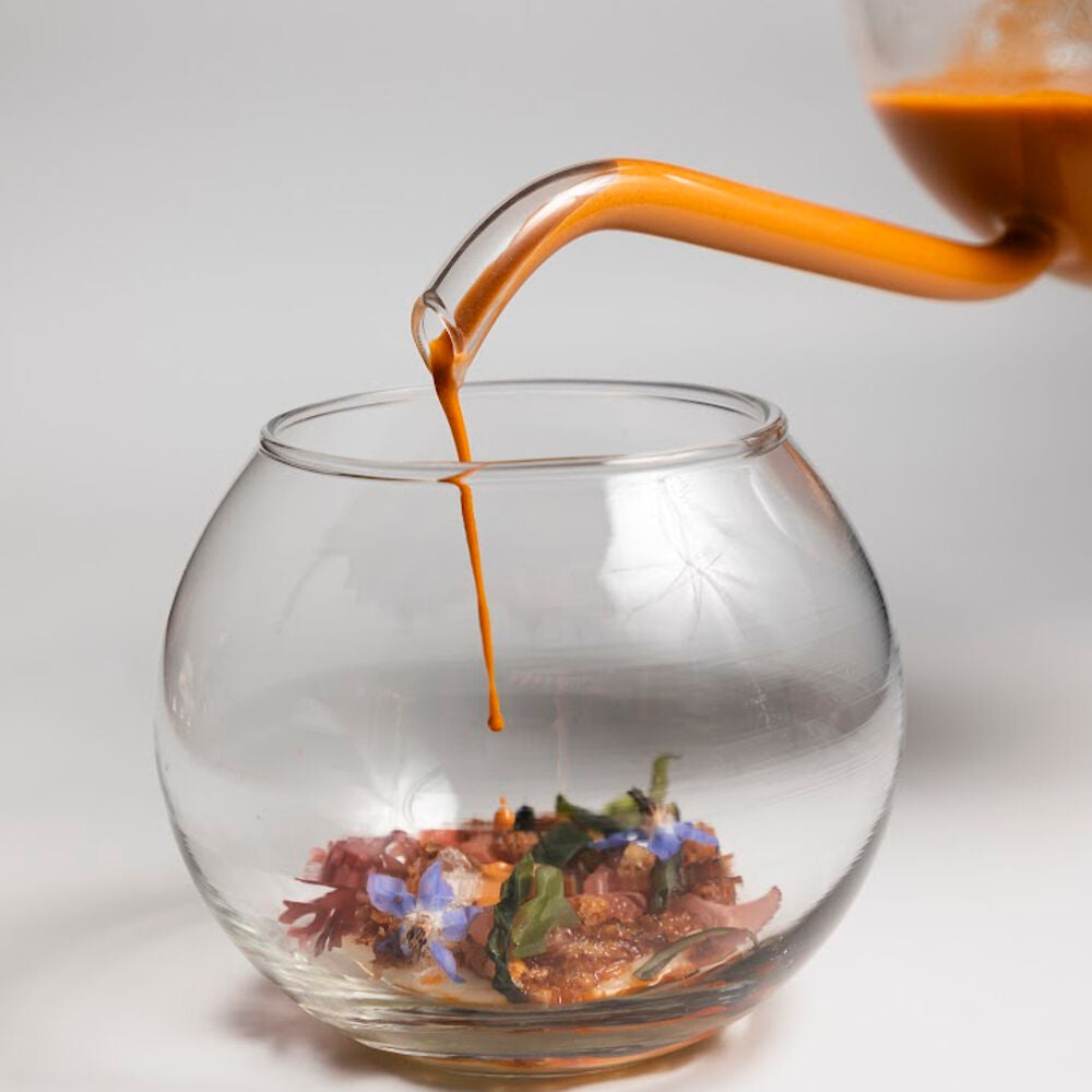 Table avec divers plats et mains atteignant la nourriture.