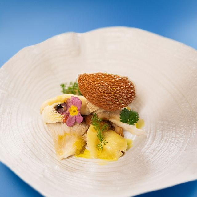 Plat artistique avec des ingrédients délicatement disposés