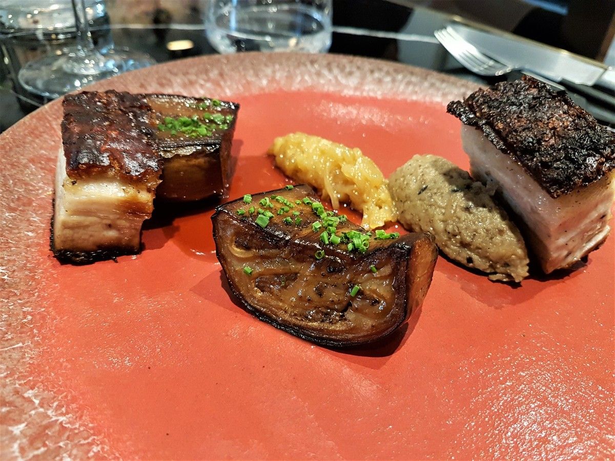 Assiette avec viande et garnitures.