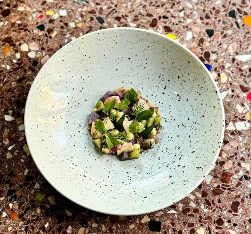 Entrée estivales composée de légumes croquants et d'herbes fraiches