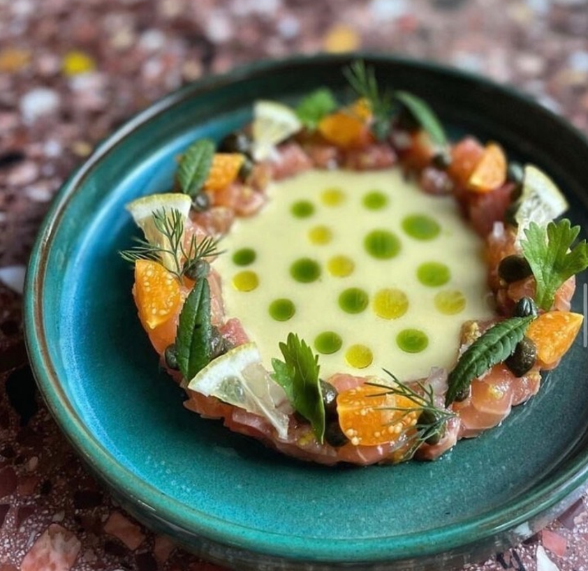 Entrée rafraichissantes saumon mariné, capres, herbes fraiches, citron, orange et crémeux citron