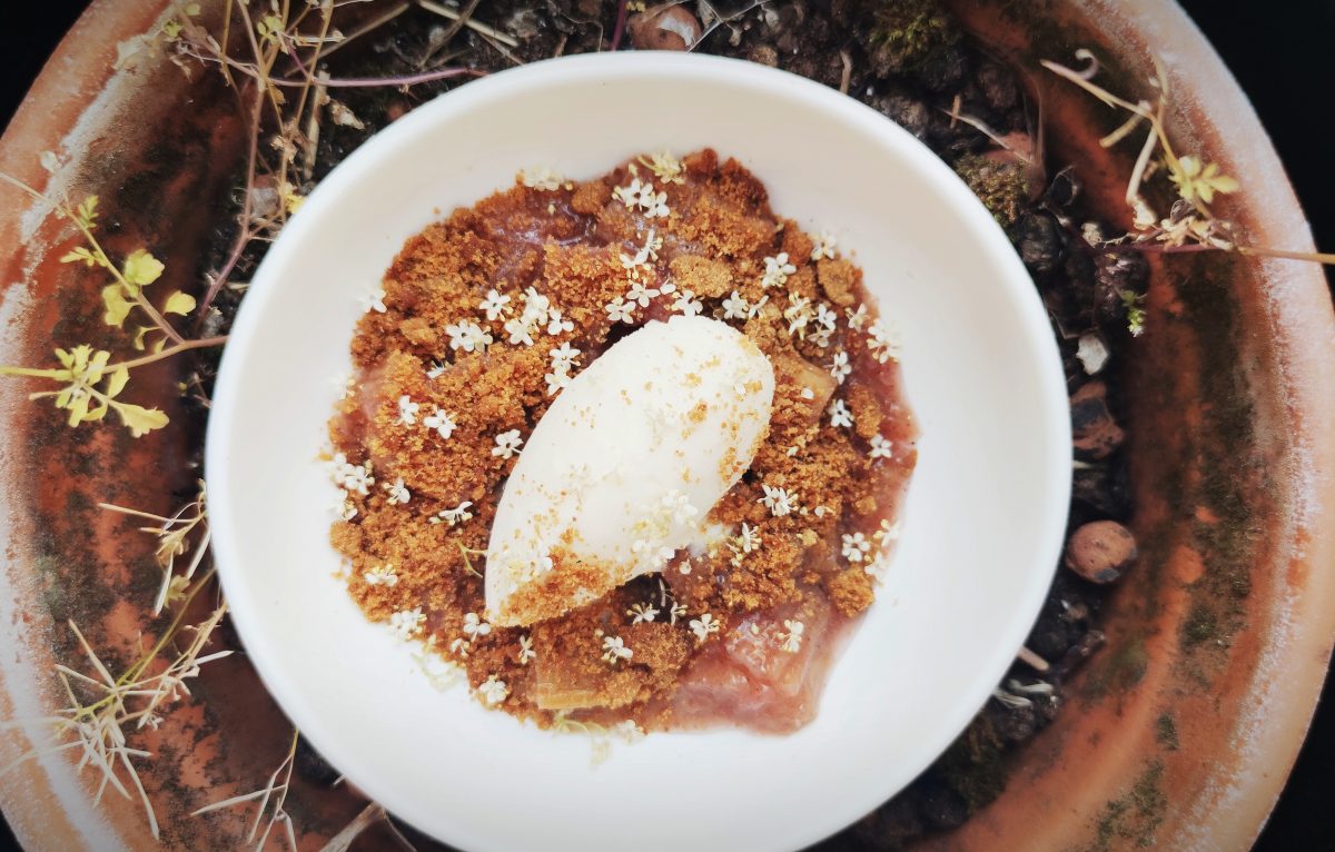 Dessert gourmand au crumble et glace, garni de fleurs comestibles, servi au restaurant Épicéa.