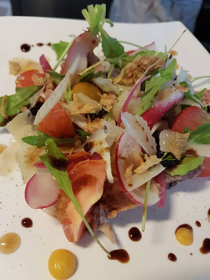 Salade colorée avec légumes et vinaigrette.