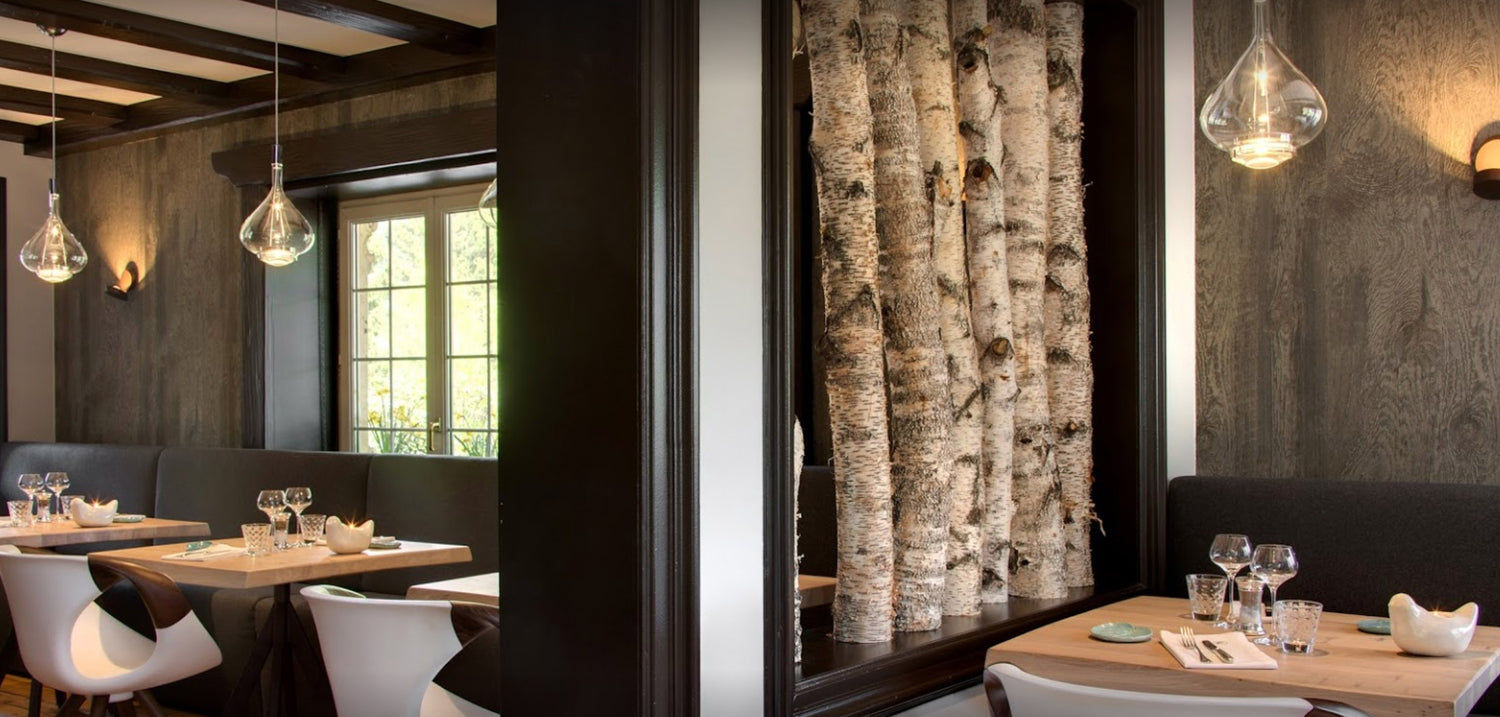 Restaurant intérieur avec décoration moderne et bois.