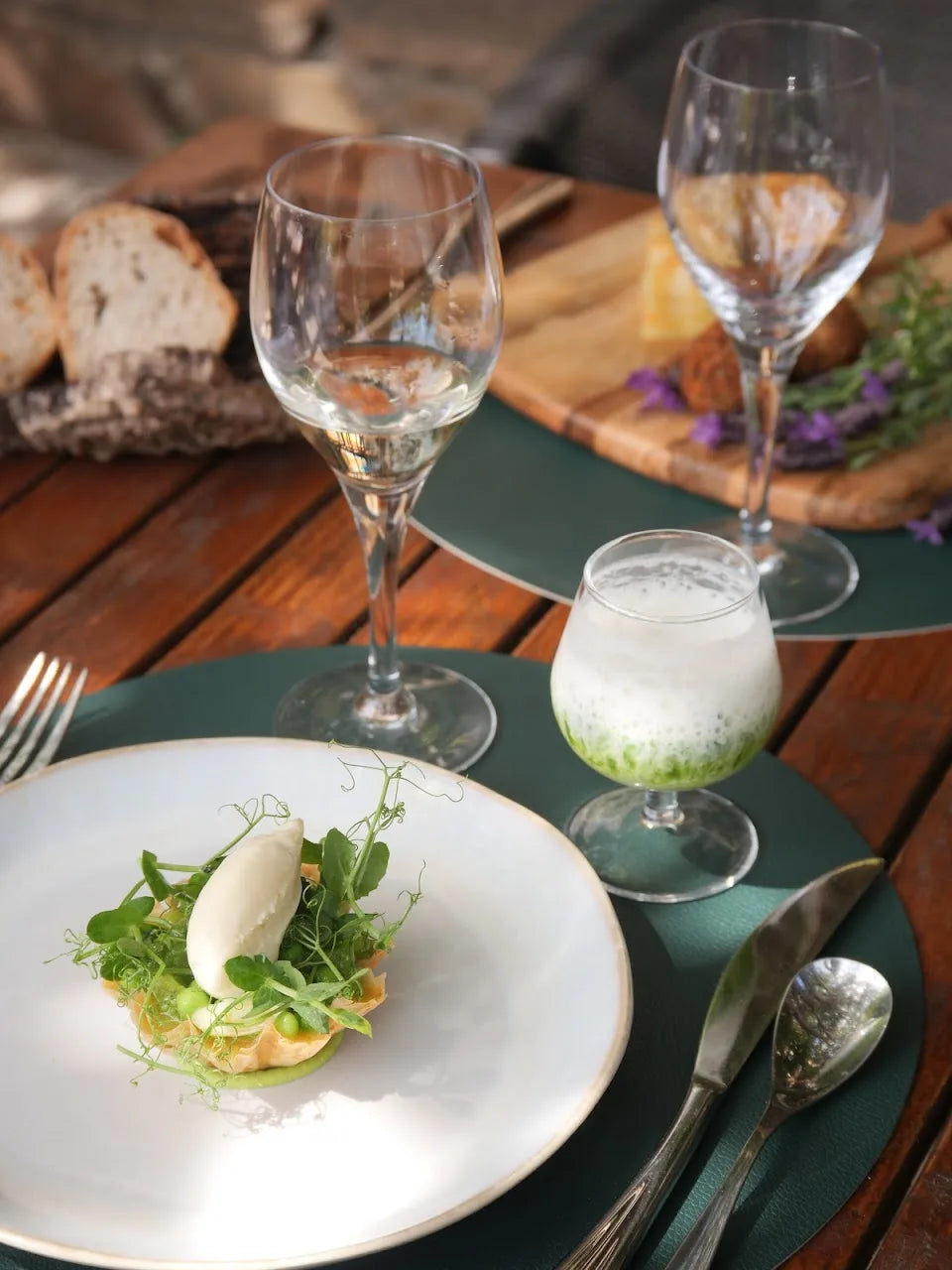 Repas gastronomique avec verre de vin et pain.