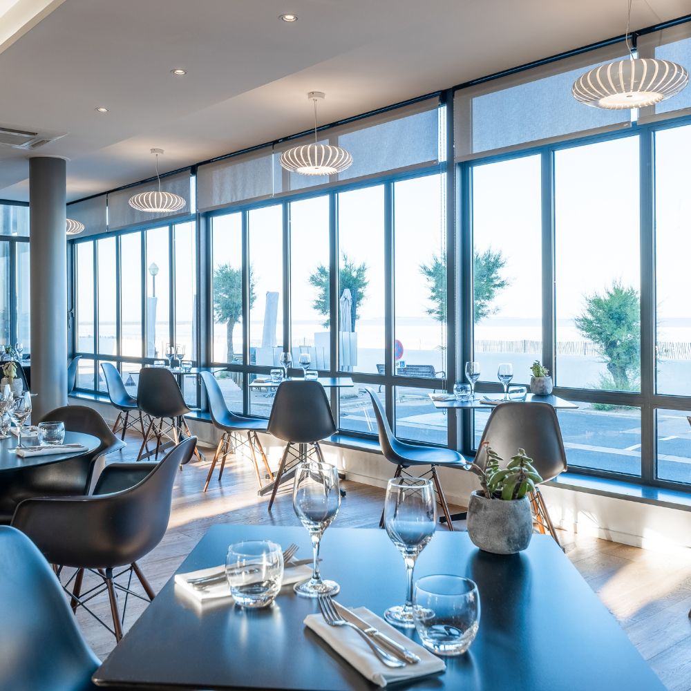 Restaurant moderne avec une vue panoramique sur la mer