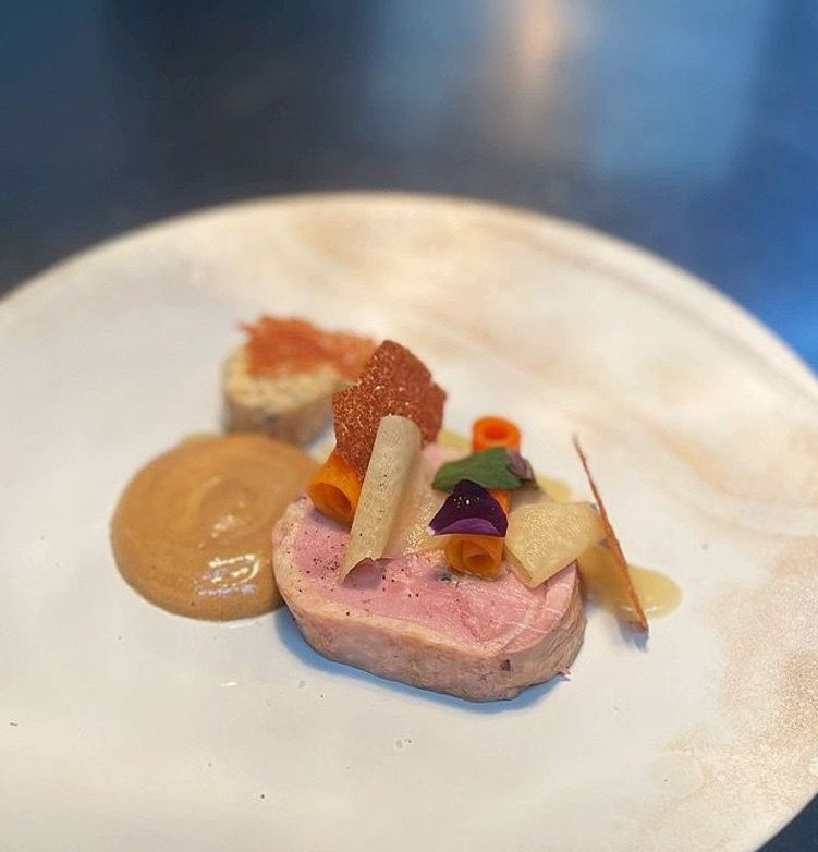 Pièce de veau rosée, sauce crémeuse et slide de légumes croquants