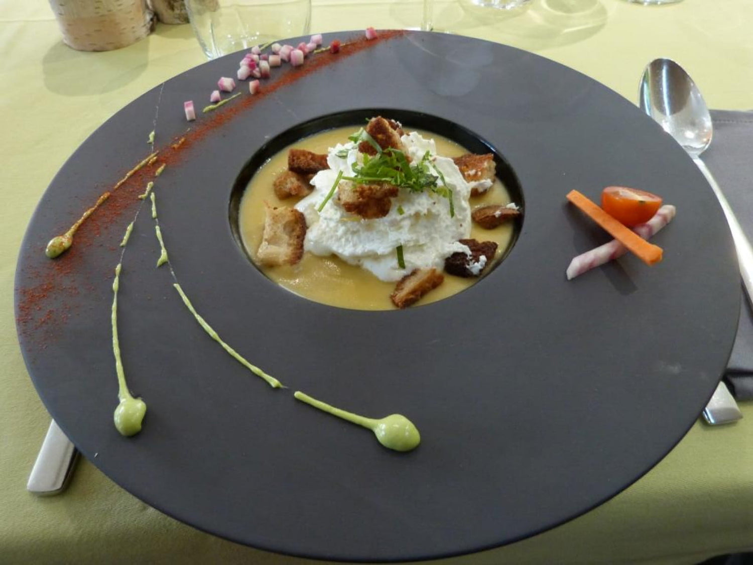 Plat gastronomique avec présentation artistique.