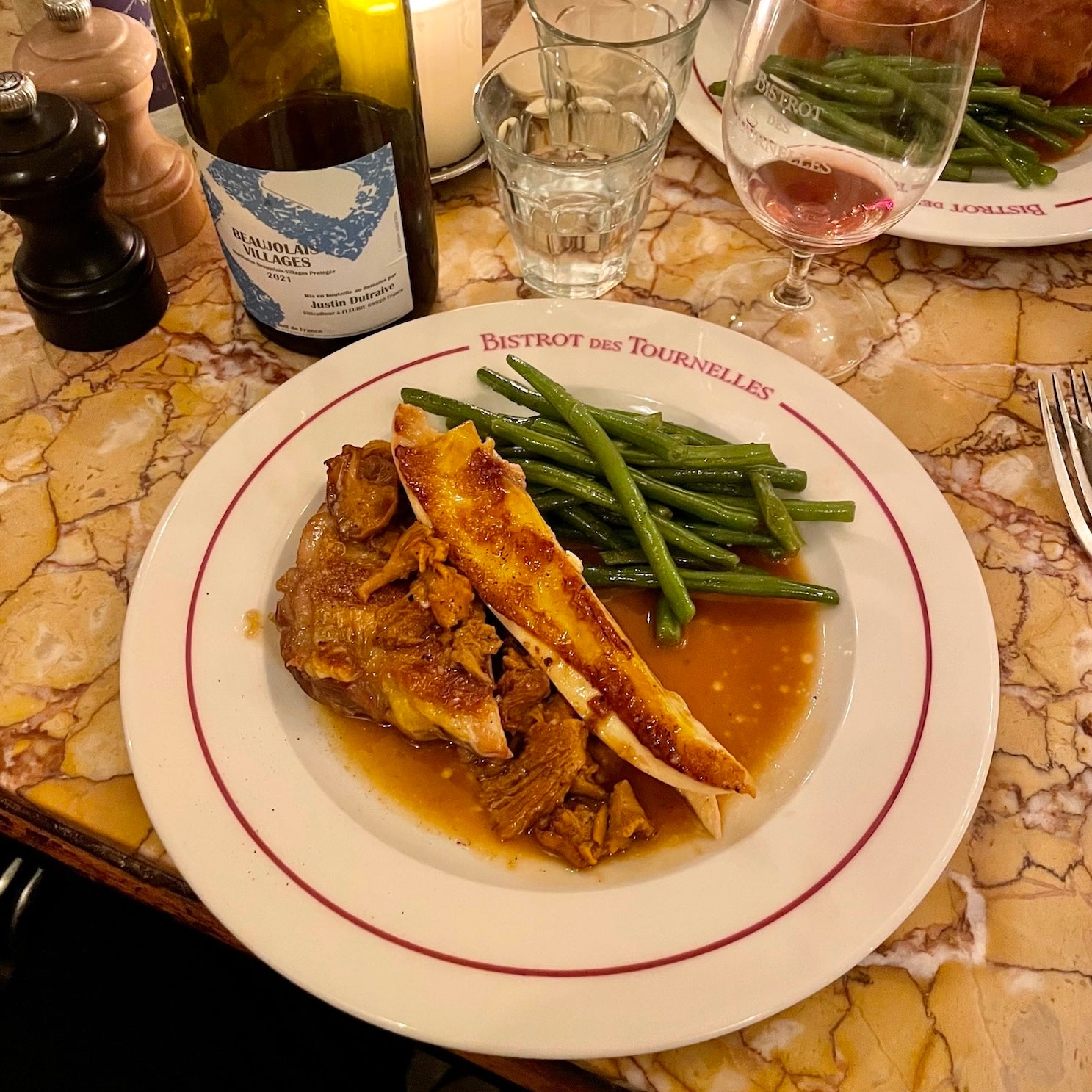Plat de poulet avec haricots verts et vin.