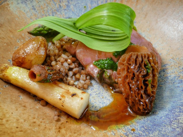 Plat gourmand, asperge, quinoa, morille
