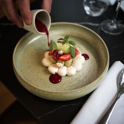 Pavlova, crémeux pistache, framboise, fraise, basilic, coulis de fraise