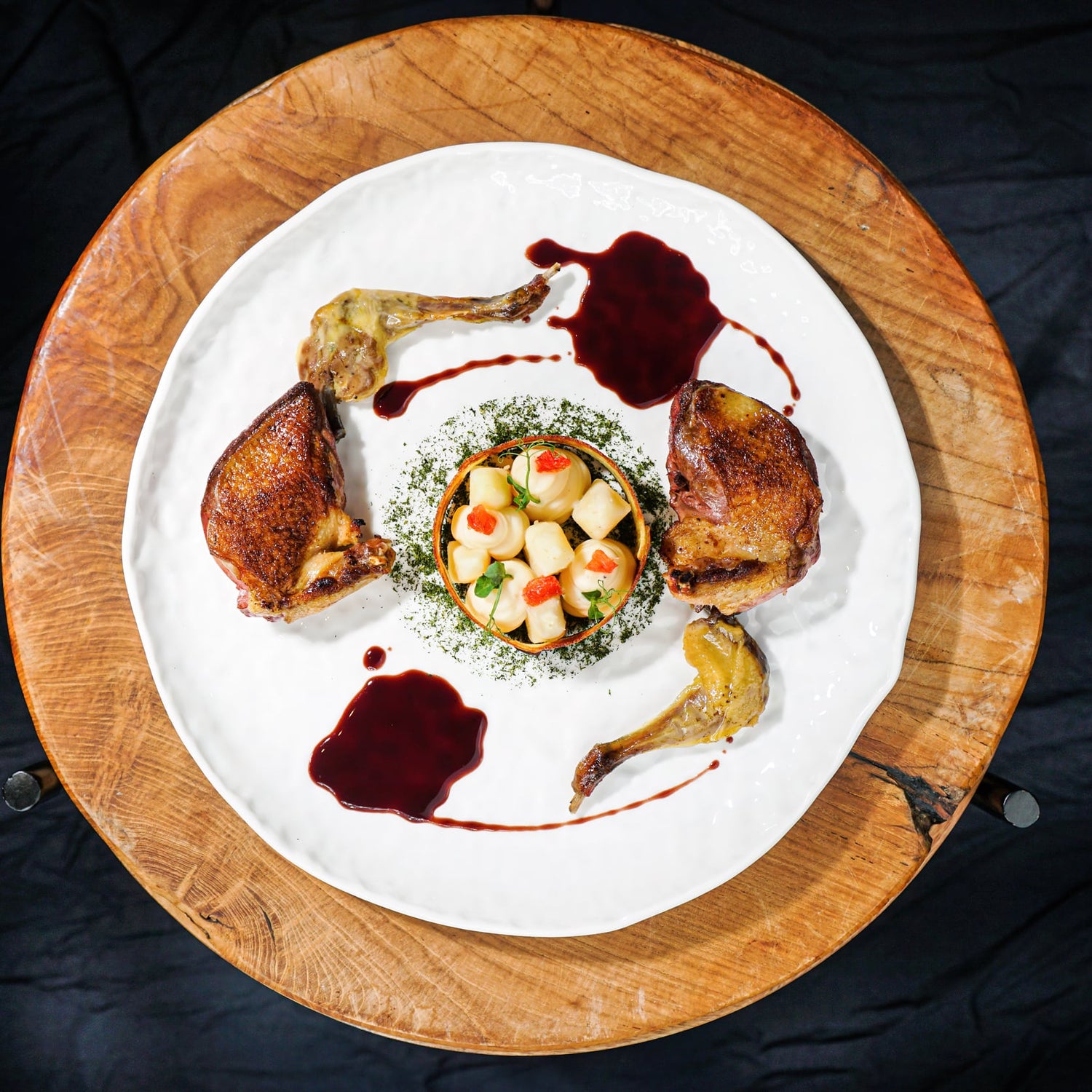 Plat avec viande, légumes et sauce sur assiette blanche.
