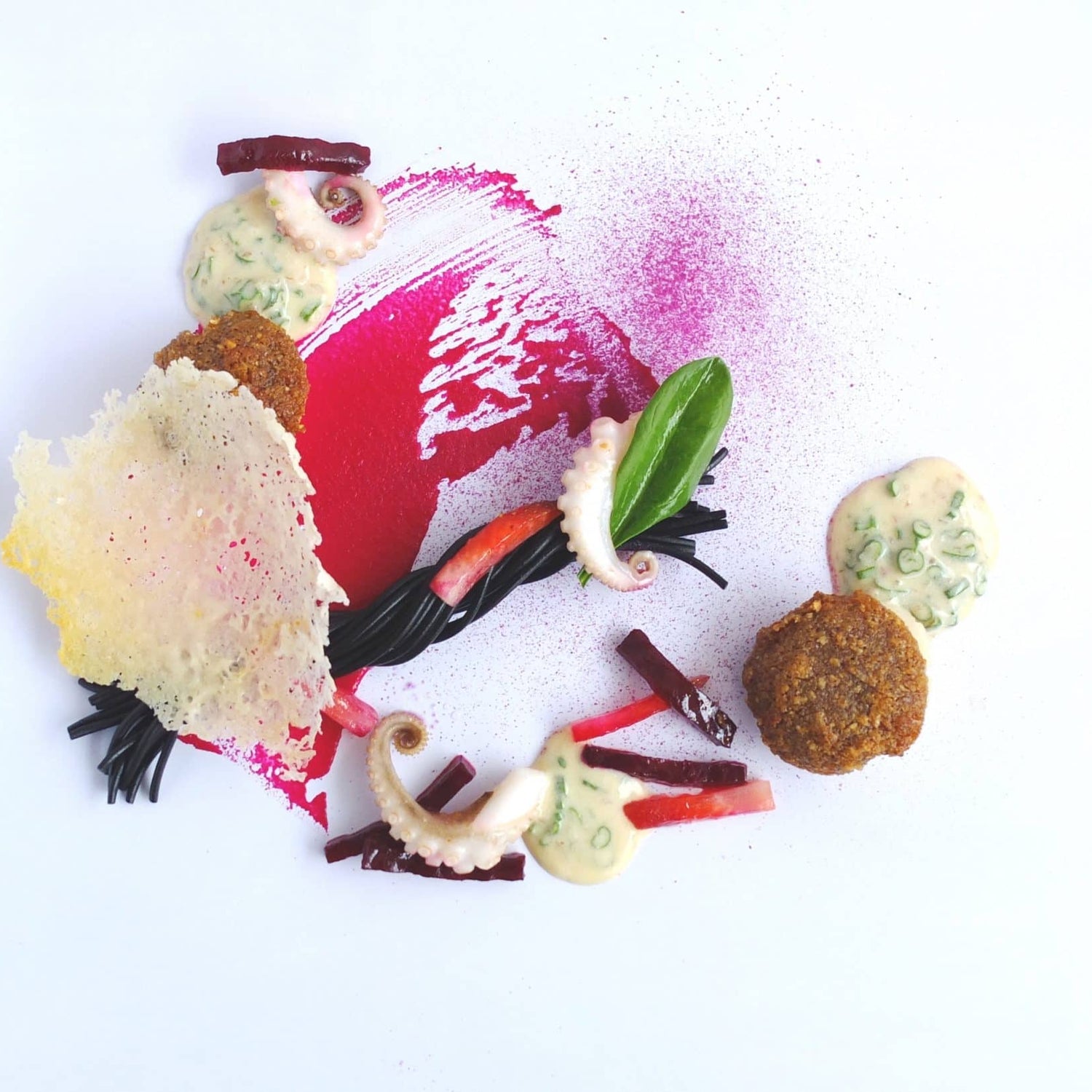 Assiette gastronomique avec présentation artistique et ingrédients variés.