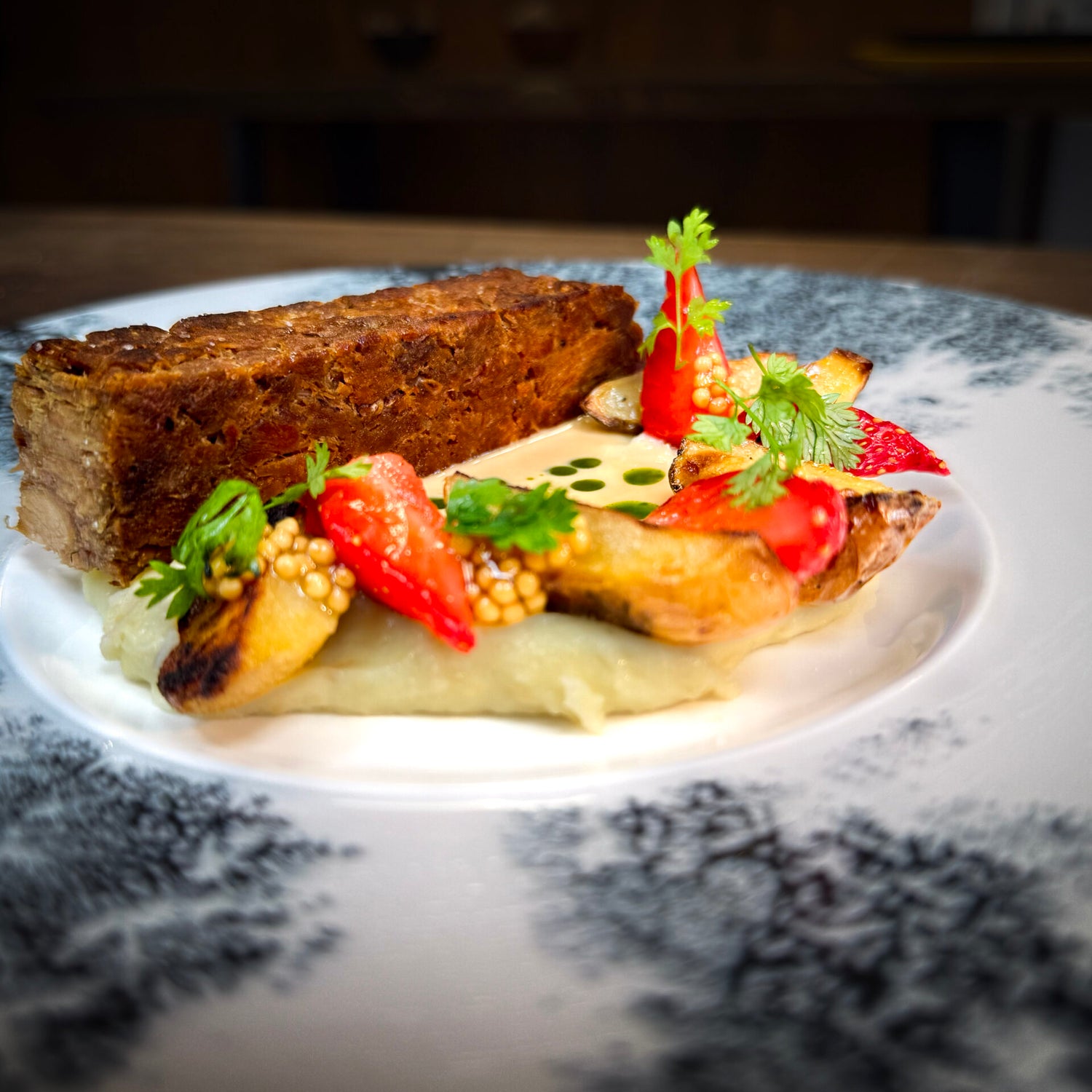 Plat gastronomique avec viande et légumes.