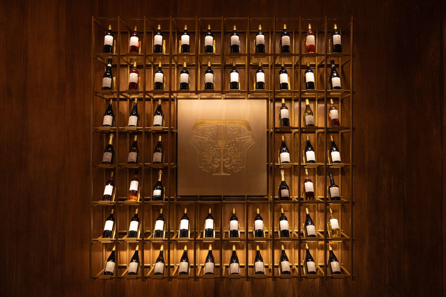 Mur de vin avec des bouteilles élégamment rangées sur des étagères en bois