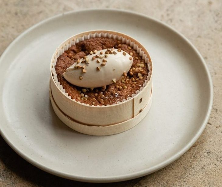 Dessert gourmand, mi cuit au chocolat surmonté d'une quenelle de glace et du sarrasin grillé au dessus