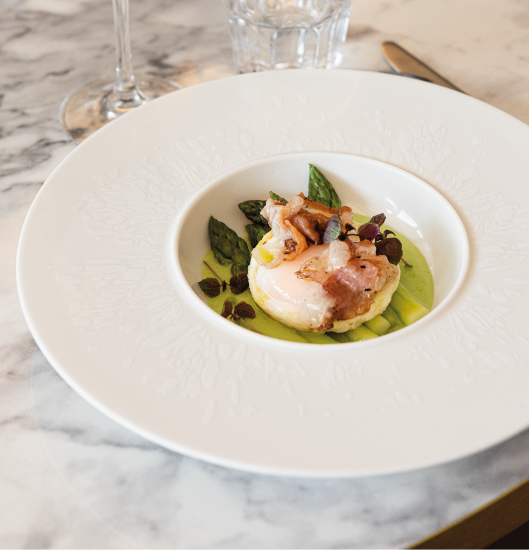 Crème d'asperger, asperges et oeuf molé