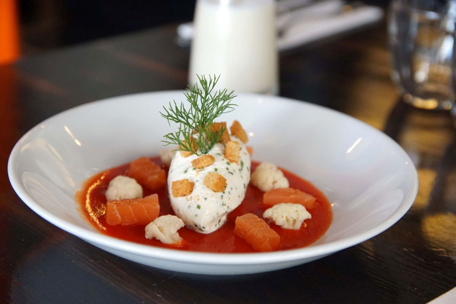 Velouté de tomates avec saumon et mousse
