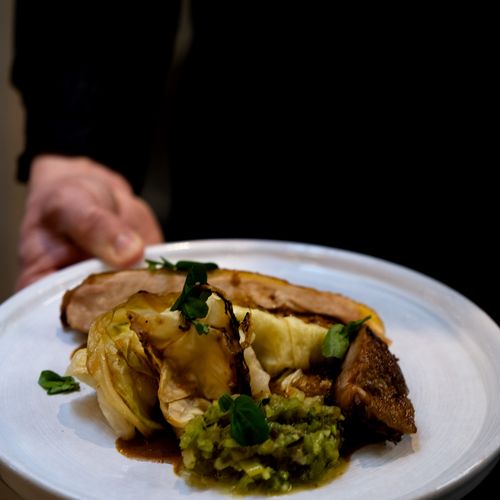 Plat à base d'un suprême de volaille, de choux et d'une duxelles de courgette, le tout arrosé d'un beau jus de viande