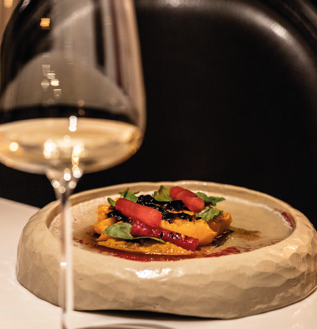 Assiette gastronomique, polenta crémeuse, pousse de salade et carottes rôties