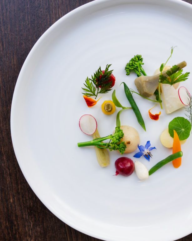 Plat élégant gastronomique, légumes de printemps croquants